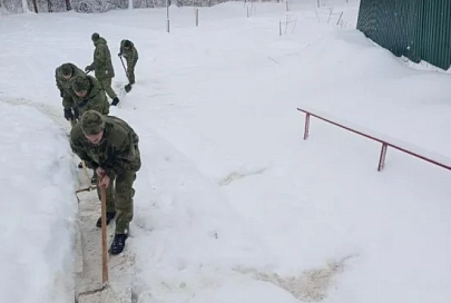 Гомельские пограничники благоустроили территорию родника в честь Казанской иконы Божией Матери